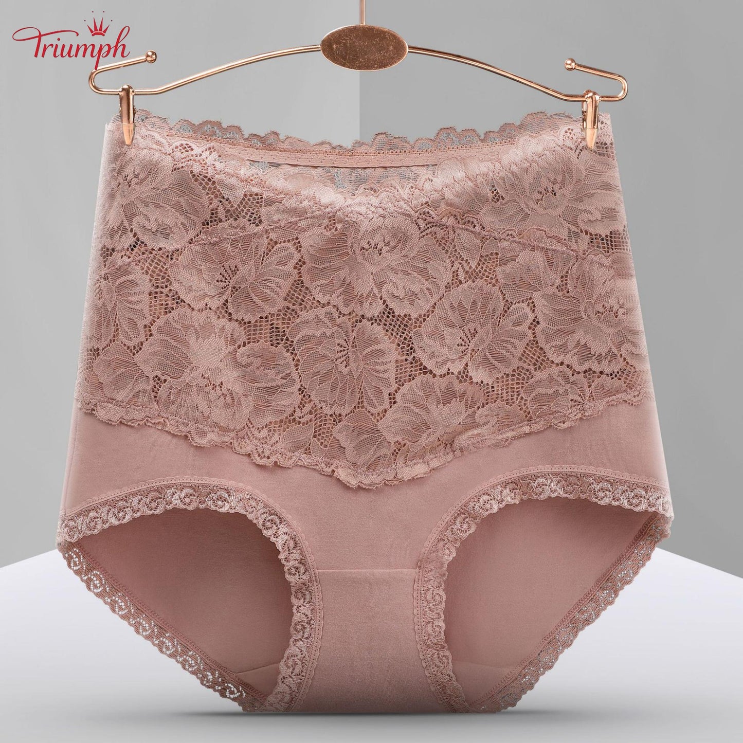 Triumph - Безплатна доставка. Комплект от 4 бр. Висококачествени дантелени бикини с висока талия.