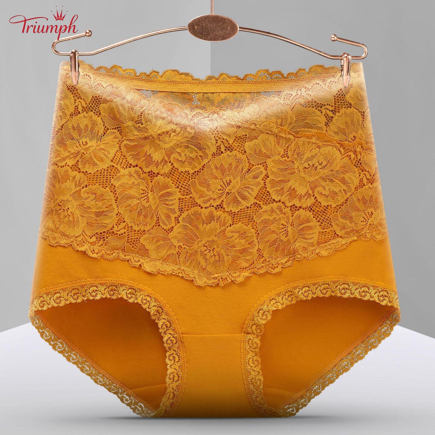Triumph - Безплатна доставка. Комплект от 4 бр. Висококачествени дантелени бикини с висока талия.